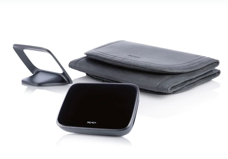 Equipo BEMER: unidad de control negra, soporte metálico y esterilla acolchada plegada