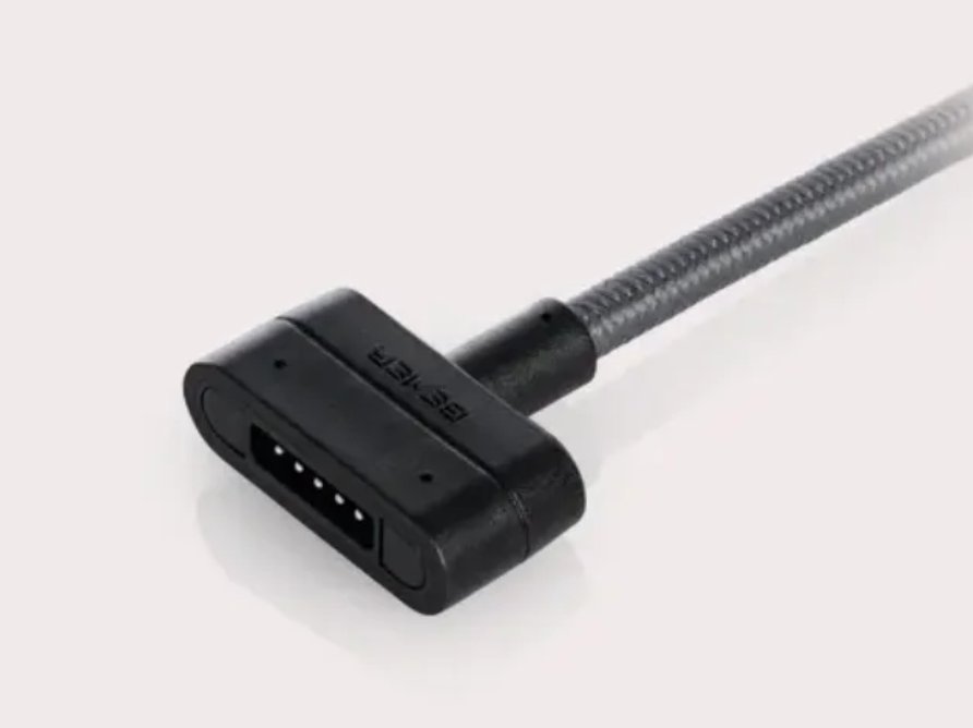 Conector negro con cable trenzado gris y logotipo BEMER en relieve.