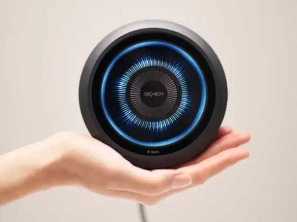 Mano sosteniendo el aplicador B.Spot de BEMER con su anillo azul iluminado