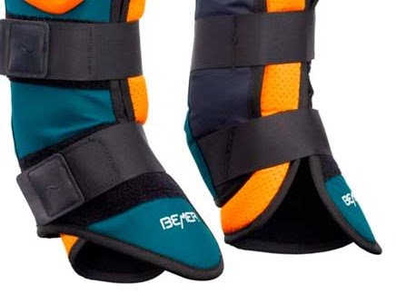 Vendas BEMER turquesa y naranja ajustadas con velcro en las patas del caballo